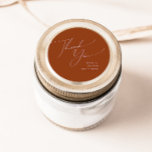 Whimsical Desert | Rust Tack Wedding Favor Runt Klistermärke<br><div class="desc">Den här vismatiska öknen | Tack för ert bröllop är perfekt för ert enkla, westerna beige och terracotta-jordtoner bröllop. Den neutralt örhänta paletten Bho färg är vintage sydväst med ett modernt reflexkänsla. Skriptet är en känslig, minimalistisk, handskriven kalligrafi som är ganska elegant och romantisk. Produkten är redigerbar och har gott...</div>