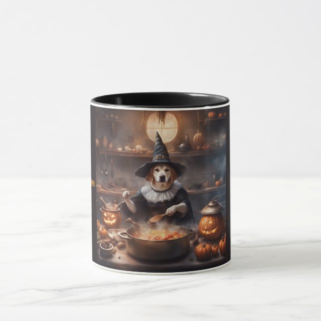 Whimsical Dog Witch brygger upp en Halloween-stuvn Mugg (Center)