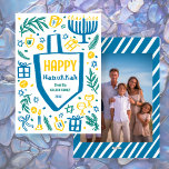 Whimsical Dreidel Menorah ANPASSNINGSBAR Photo HAN Julkort<br><div class="desc">Sötkort för perfekt för ett roligt helgdag kort! Hand skapade konst åt dig! FULLT ANPASSADE! Klicka på "Anpassa" ovan om du vill redigera texten och lägga till fotot på baksidan. Klicka på "Redigera med verktyg" för att justera typsnitt, färg och placeringar. (Se även min butik efter alternativ design.) Det här...</div>