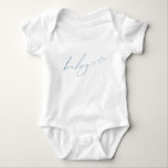 Whimsical Dusty Blue Baby Est T Shirt<br><div class="desc">Vi presenterar vår stora dammsuga blått baby, baby, perfekt för er enkla moderna boho vår eller firande under vintern! Den här karosserisammet har en boho-chic med elegant calligrafi och en minimalistisk blå-på-vit design, skapar den perfekt för pojkar. Dessutom är det redigerbart, så att du kan lägga till din egen klassmässiga,...</div>