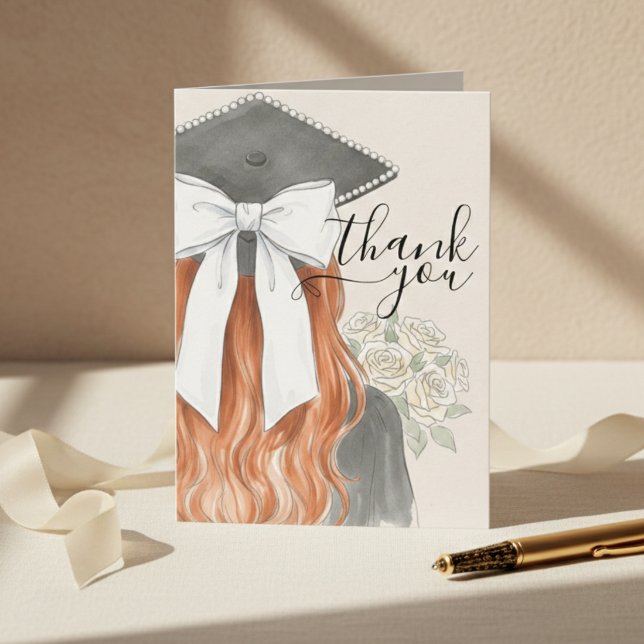 Whimsical examensmössa med bow och pärlor manus tack kort (Whimsical Graduation Cap with Bow & Pearls Script Thank You Card)
