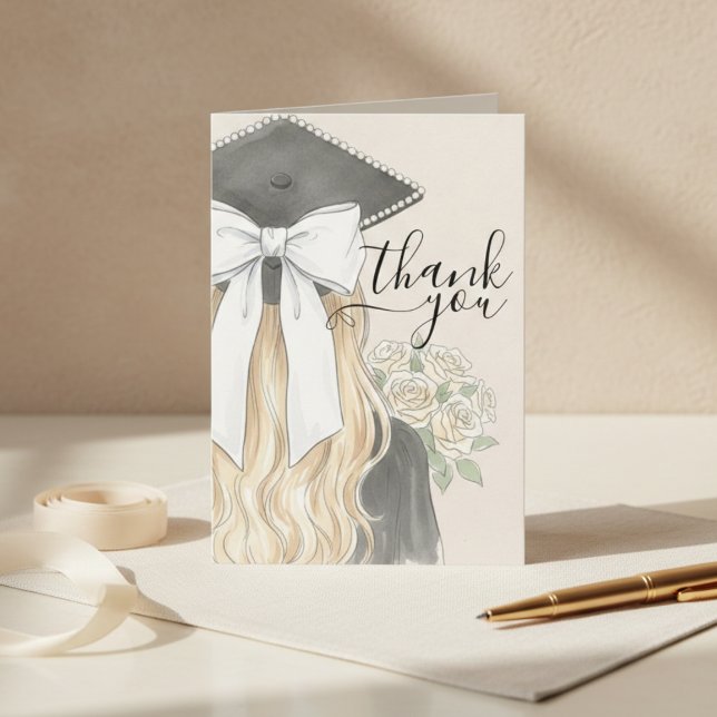 Whimsical examensmössa med rosett och pärlor text tack kort (Whimsical Graduation Cap with Bow & Pearls Script Thank You Card)