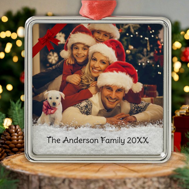Whimsical familjefoto jul röda bow ornament (Whimsical family photo Christmas ornament with a festive red bow and snow layer for text.)