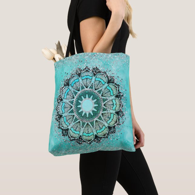 Whimsical Glittery Lotus Mandala på Teal Tygkasse (Närbild)