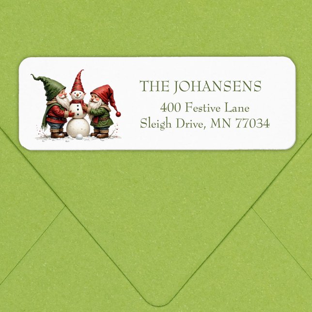 Whimsical Gnomes Snömannen Jul Returadress  Etikett (Christmas Gnomes building a Snowman. Personalize it!)