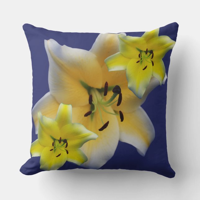 Whimsical Gul Lilja Blomma och Blå Kollaasj Pat Kudde (Framsida)