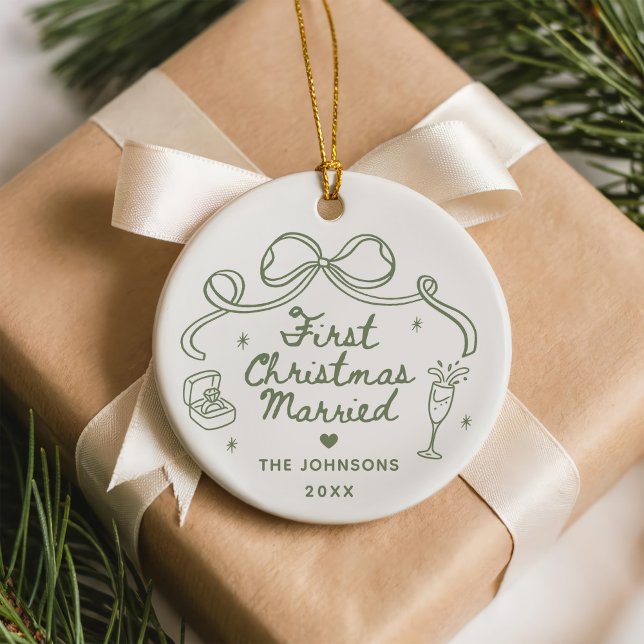 Whimsical Hand Drawn  First Christmas Married Julgransprydnad Keramik (Skapare uppladdad)