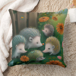 Whimsical Hedgehog Family Picnicking in the Garden Kudde