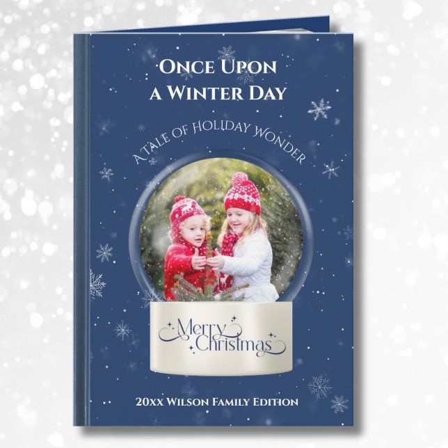 Whimsical julberättelse snöglob fotot helgkort (Whimsical snow globe Christmas card with custom family photo template. Elegant storybook cover.)