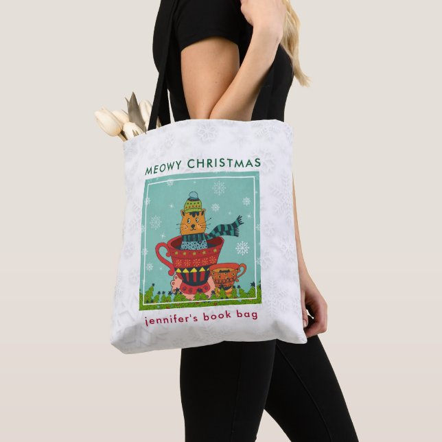 Whimsical katt sittande i en tekopp jul tygkasse (Närbild)
