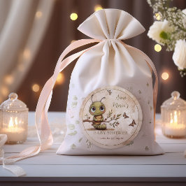 Whimsical Larv Baby Shower Färdig att Flyga Runt Klistermärke