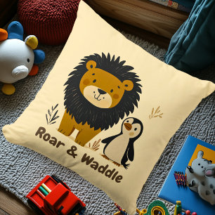 Whimsical Lejon och Pingvin Nursery Illustration Kudde