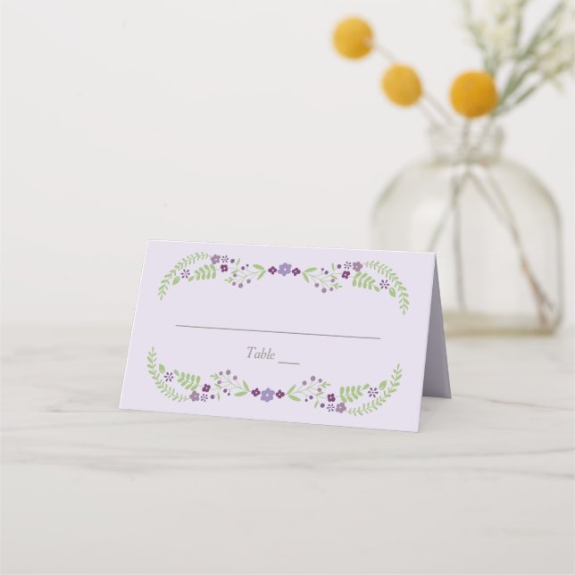 Whimsical lila grön blomsterkrans bröllop placeringskort (Framsida)
