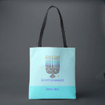 Whimsical Menorah "Lycklig Hanukkah" Anpassade til Tygkasse<br><div class="desc">Anpassadet Tote Bag i Whimsical Menorah "Lycklig Hanukkah" illustrerar en roligt av en ljusblå menorah med ord "Lycklig Hanukkah!". Den tåliga polyestertextilpåsen levereras i två bekväma storlekar - 16" x16" medium och 18" x18" stort, båda fodrade, med svarta 28" bomullsvävade band av webben. Det är perfekt för alla tillfälle under...</div>