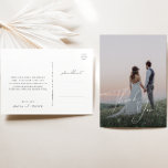 Whimsical Minimal Script Photo Bröllop Tack Vykort<br><div class="desc">Det här minimala skript-fotot som du vill tacka för bröllop är perfekt för ditt klassiska svarta och vita lilla moderna boho bröllop. Utformningen har elegant, delikat och romantiskt handskrivet kalligrafibrev med formell shabby chic-typografi. Det kommer att se bra ut när som helst under bröllop-säsongen: vår, sommar, fall eller vinter! Produkten...</div>