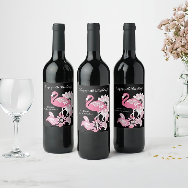 Whimsical Modern Svart Rosa Flamingo Födelsedag Vinflaska Etikett (Skapare uppladdad)