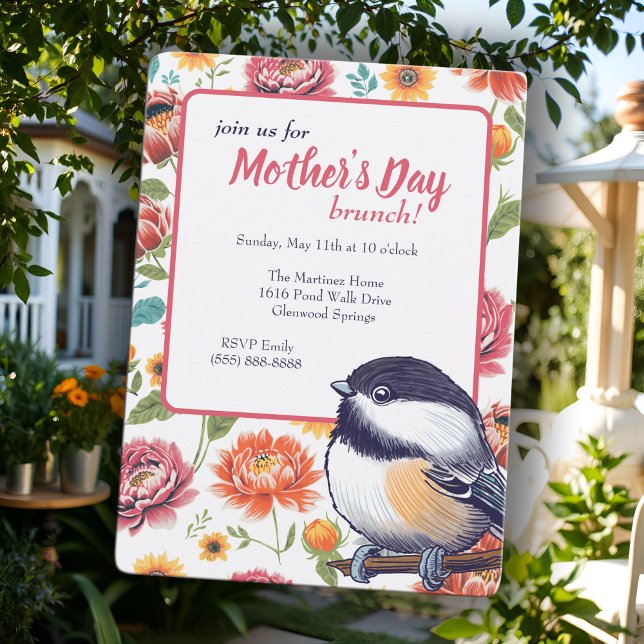 Whimsical Mors dag Brunch Chickadee-inbjudan Inbjudningar (Cheerful Mother's Day brunch invitation with a sweet, hand-drawn chickadee and bright flowers)