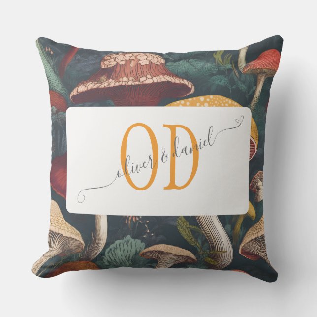 Whimsical Mushroom Mönster med Namn & Monogram Kudde (Framsida)
