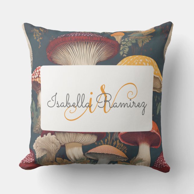 Whimsical Mushroom Mönster med Namn & Monogram Kudde (Framsida)