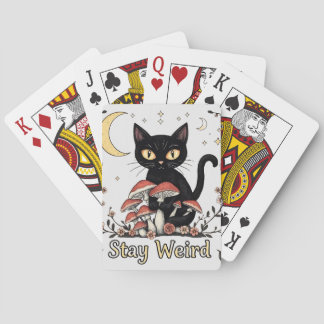 Whimsical noir katt inramad av röda svampar och bl casinokort