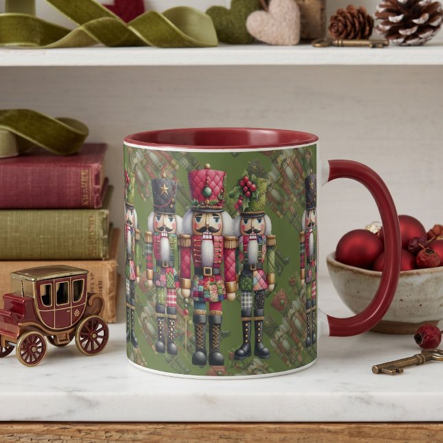 Whimsical Patchwork Jul Nötknäppar Trio Mugg (Whimsical Patchwork Christmas Nutcracker Trio Mug)