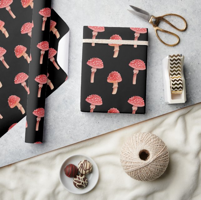 Whimsical Red Mushroom | Toadstool Black Woodland Presentpapper (Hantverk)