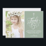 Whimsical Sage Grönt First Heliga Communion Photo Tack Kort<br><div class="desc">Jokertecken för Whimsiic Script Sage Grönt First Heliga Communion Photo Tackyou Card | Tack till familj och vänner med det här anpassadet, tack för ditt platta kort. Den har ett vismiskt skript på en sage grönt bakgrund och en quatrefoil mönster. Det här fototacket du kort för i eleganten kommer också...</div>