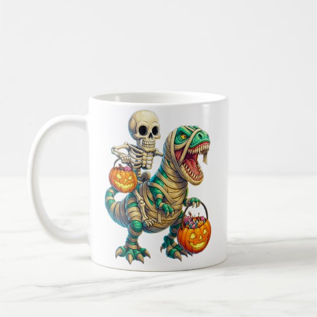 Whimsical Skeleton Riding Mummy T-Rex Halloween Kaffemugg (Vänster)