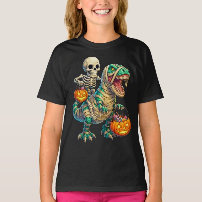 Whimsical Skeleton Riding Mummy T-Rex Halloween T Shirt (Framsida)