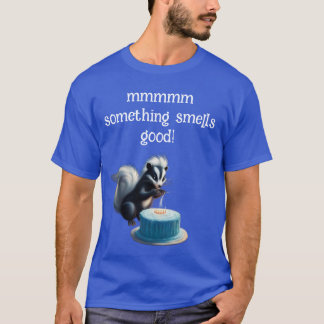 Whimsical Skunk och tårta mmm något luktar gott T Shirt