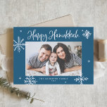 Whimsical Snöflingor Blue Lycklig Hanukkah Photo Helg Vykort<br><div class="desc">Lycklig Hanukkah! Skicka varmt önskemål till familj och vän med det här vismliga Hanukkah-vykortet. Det har viskaktigt snöflingor och modern kalligrafi. Anpassa det här fotovykortet Hanukkah genom att lägga till egna detaljer. Det här snöflingor Hanukkah-fotovykortet finns i andra färg och kartonger.</div>