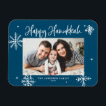 Whimsical Snöflingor Blue Lycklig Hanukkah Photo Magnet<br><div class="desc">Lycklig Hanukkah! Skicka varmt önskemål till familj och vänner med den här vimska Hanukkah-magnet. Den har viskartat snöflingor och modern kalligrafi. Anpassa det här fotot-Hanukkah-kortet genom att lägga till information. Den här snowflake Hanukkah-fotomagneten finns i andra färg och kardstock.</div>
