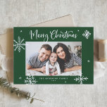 Whimsical Snöflingor Grönt God jul Photo Julkort<br><div class="desc">God jul! Skicka varmt önskemål till familj och vänner med det här visuella julkortet. Den har viskartat snöflingor och modern kalligrafi. Anpassa det här fotojulkortet genom att lägga till information. Det här snowflake-julfotokortet finns i andra färg och kardstock.</div>