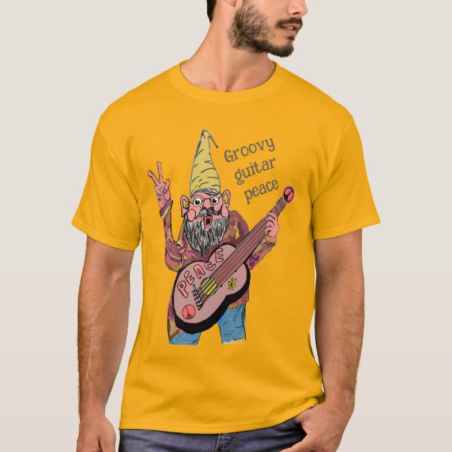 Whimsical Tomte med Fredsgitarr, Groovy 60-tals Vi T Shirt (Framsida)