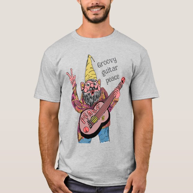 Whimsical Tomte med Fredsgitarr, Groovy 60-tals Vi T Shirt (Framsida)