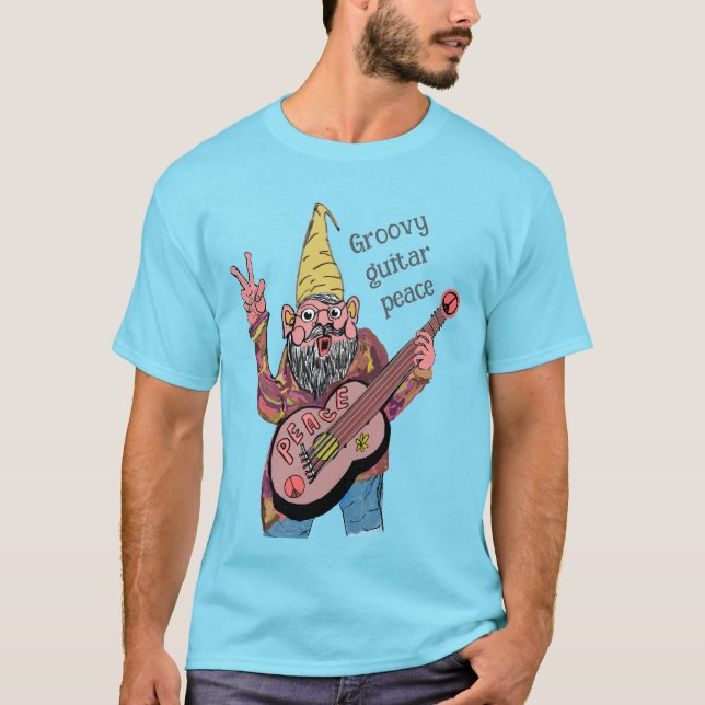 Whimsical Tomte med Fredsgitarr, Groovy 60-tals Vi T Shirt (Framsida)