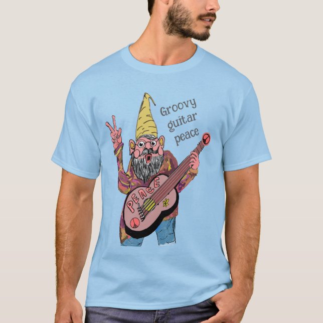 Whimsical Tomte med Fredsgitarr, Groovy 60-tals Vi T Shirt (Framsida)