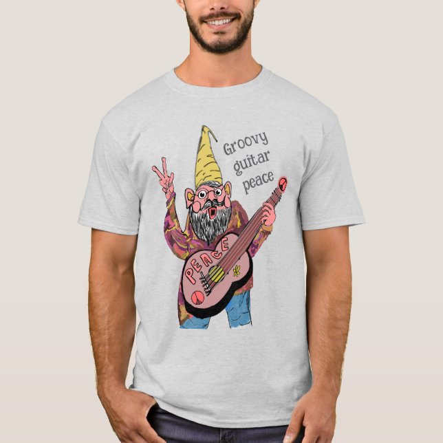 Whimsical Tomte med Fredsgitarr, Groovy 60-tals Vi T Shirt (Framsida)