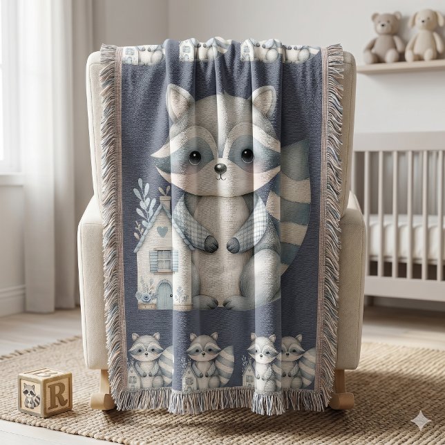 Whimsical tvättbjörn natt skogsstuga scen filt (Whimsical Raccoon Night Woodland Cottage Scene Throw Blanket)
