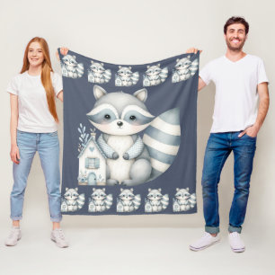 Whimsical tvättbjörn natt skogsstuga scen fleecefilt