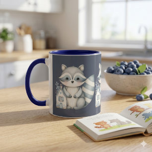 Whimsical tvättbjörn natt skogsstuga scen mugg