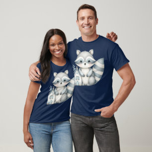 Whimsical tvättbjörn natt skogsstuga scen t shirt
