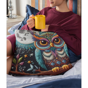 Whimsical Uggla Faux Embroidery Kudde