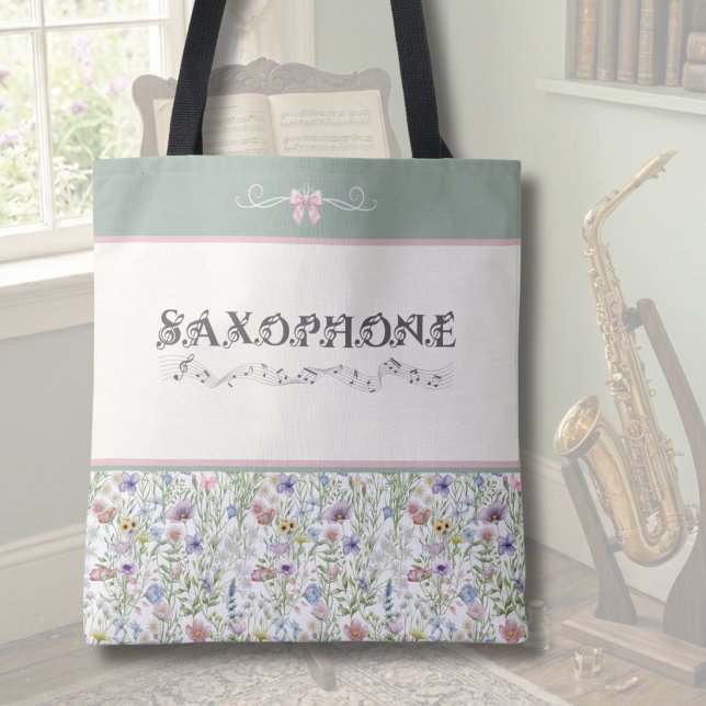 Whimsical Vildblomma Saxofon Tillbehörsväska Tygkasse (Floral Saxophone Musician Tote Bag in a Sunlit Sage Green Cottagecore Interior)