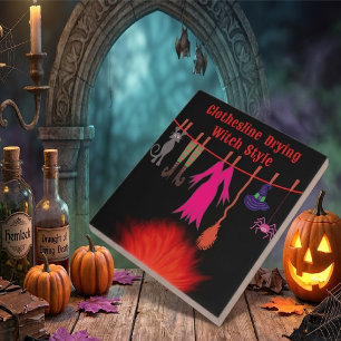 Whimsical Witch Klädstreck Halloween Grafisk Konst Kakelplatta