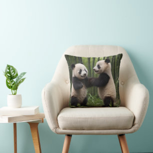 Whimsical Wonders: Babypandor leker i skogen,  Kudde