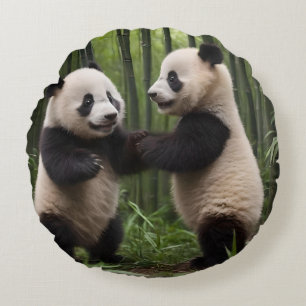 Whimsical Wonders: Babypandor leker i skogen,  Rund Kudde