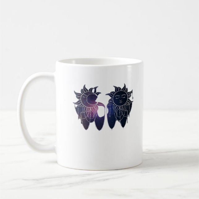 Whimsigoth Starry Night Sol Måne Witchy Classic Kaffemugg (Vänster)