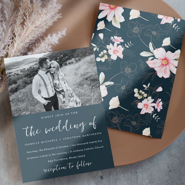 Whimsique Blue Rosa Blommigt Photo Bröllop Inbjudningar (This pretty blue wedding invitation gives whimsical retro vibes, with pink flowers and one photo.)