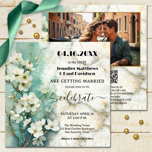 Whimsique Boho Marble Blommigt alla i ett Bröllop Inbjudningar (An artistic whimsical all-in-one wedding invitation featuring a painting of white flowers on marble)